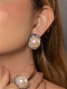 Conjunto luxo de brinco e anel cravejado de zircônia safira e com pérola shell banho em ouro 18k