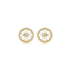 Brinco com detalhes cravejado de zircônia cristal e madre pérola banho em ouro 18k