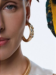 Brinco de argola acetinado cravejado de zircônia cristal banho em ouro 18k