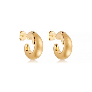 Brinco de argola acetinado liso banho em ouro 18k