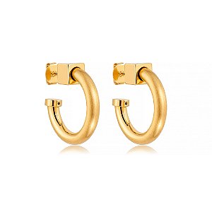 Brinco de argola acetinado liso com banho ouro 18k
