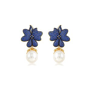 Brinco de flor cravejado de zircônia safira com pérola shell banho em ouro 18k