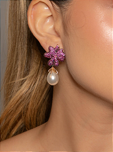Brinco de flor cravejado de zircônia pink com pérola shell banho em ouro 18k