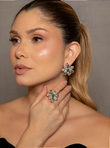 Conjunto flor de brinco e anel com pedra fusion esmeralda e cravejado de zircônia banho em ouro 18k