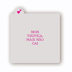 Estêncil Nois trupica mais não cai