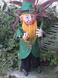 Leprechaun o duende do pote de ouro. Leprechaun ou (LÉP-re-coun) é um duende do folclore irlandês