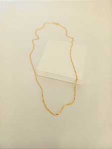 Colar corrente fina torcida (semijoia banhada a ouro 18k)