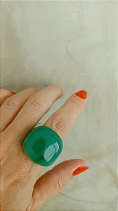 Anel de resina na cor esmeralda (TAMANHO 23) - AN240