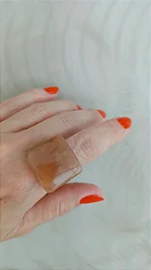 Anel de resina quadrado na cor carmelo (TAMANHO 25) - AN241