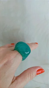 Anel de resina na cor esmeralda (TAMANHO 23) - AN238