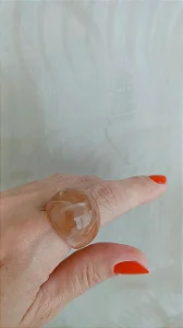 Anel de resina na cor caramelo (TAMANHO 23) - AN239