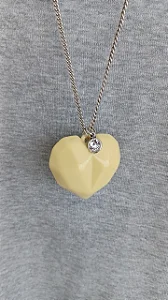 Colar coração facetado com ponto de luz (amarelo) - COL1250