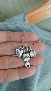 Colar patuá com cadeado, coração e ponto de luz - COL1259