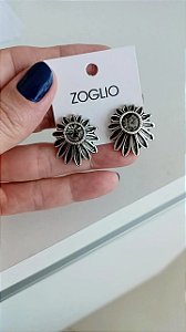 Brinco flor com strass fumê - BR459