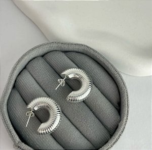 Brinco Meia Argola Ondulada Grossa Banho de Prata