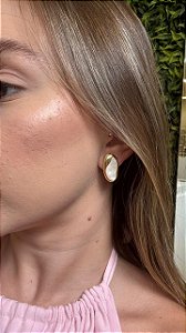 Brinco Oval Com Pérola Orgânica Banhado a Ouro 18K