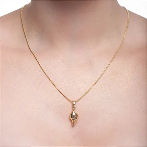 Colar Rabo de Rato com Pingente Caramujo 60+6cm Banho de Ouro 18K