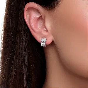 Brinco Meia Argola Quadrado Cravejado Banho de Ródio