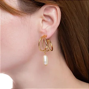 Brinco Argola Três Fileiras Pérola Barroca Banho de Ouro 18K