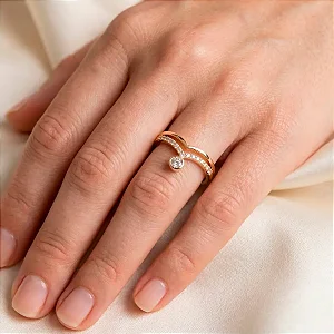 Anel Modelo V Cravejado e Pontos de Luz Banho de Ouro 18K