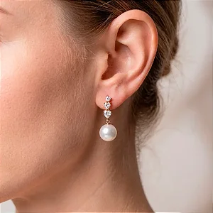 Brinco Três Corações Cravejado Incolor Pérola 12mm Banho de Ouro 18K