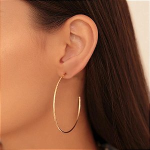 Brinco Meia Argola Fina e Lisa 5 cm Banho de Ouro 18K