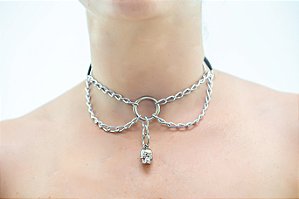 CHOKER PRETA COM DETALHE EM CORRENTE E CAVEIRA EM METAL