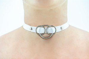 CHOKER BRANCA COM DETALHE 3 ARGOLAS EM METAL