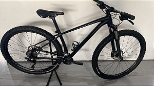 BICICLETA ARO 29 SPECIALIZED ROCKHOPPER TAM:15,5 COR: PRETA SEMI NOVA 20V