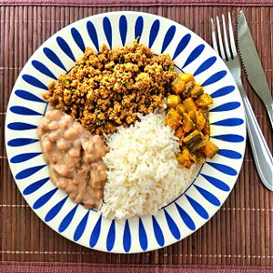 Carne moída, arroz, feijão e abobrinha refogada