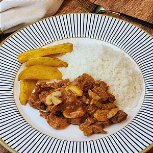 Strogonoff de carne, arroz e batata doce assada