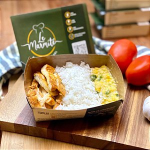 Filé de frango em tiras, arroz com cenoura e creme de milho