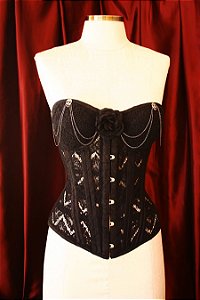 Overbust corset model with cup in single guipure lace layer