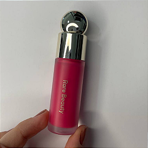 Blush Líquido Rare Beauty | Cor: Lucky (Sem caixa, tampa levemente arranhada)