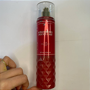 Fragrância Bath And Body Works Strawberry Pound Cake 236ml (embalagem levemente arranhada, com rotulo saindo)