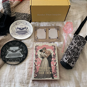 Box Colecionável Illumicrate Brigette Knightley | The Irresistible Urge to Fall for Your Enemy by Brigette Knightley full box (Illumicrate 'Yours Hatefully' Exclusive)