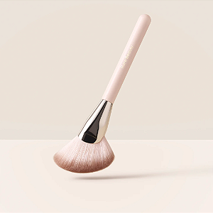 Pincel Rare Beauty Angled Powder Brush