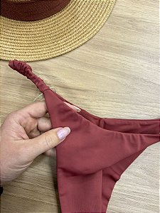 CALCINHA BIQUINI FITA FIO DUPLO COM FRUFRU NA LATERAL NA COR MARROM | REF 509E