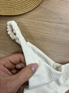 CALCINHA BIQUINI FITA FIO DUPLO COM FRUFRU NA LATERAL NA COR OFF | REF 509F