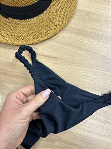 CALCINHA BIQUINI FITA FIO DUPLO COM FRU FRU NA LATERAL NA COR PRETA | REF 509G