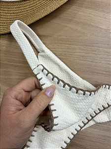CALCINHA BIQUINI FITA FIO DUPLO NA COR OFF COM DETALHE EM CROCHÊ MARROM | REF 5091A