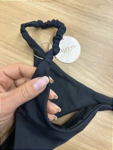 CALCINHA BIQUINI FITA TRADICIONAL SEM COSTURA COM FRUFRU NA LATERAL NA COR PRETA | REF 509IA