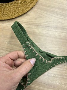 CALCINHA BIQUINI FITA SEM COSTURA NA COR VERDE COM DETALHE EM CROCHÊ MARROM | REF 5091I
