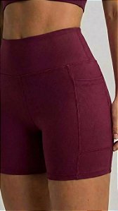SHORTS COM BOLSO FITNES NA COR VINHO | REF5009V