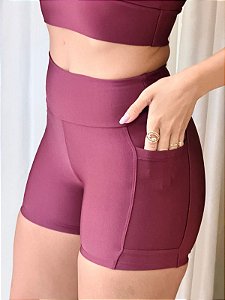 SHORTS COM BOLSO FITNES NA COR VINHO | REF5009V