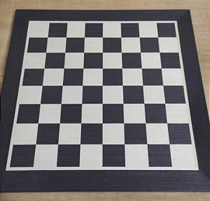 Tabuleiro de xadrez de madeira com os primeiros movimentos do