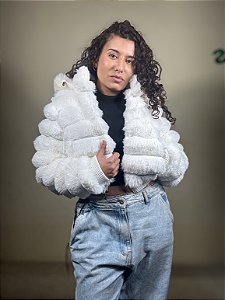 Blusa de Frio Pelúcia Curta Com Bolsos Laterais Touca Removível