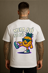CAMISETA OVERSIZED BRANCA MEIA SÓ NO PÉ