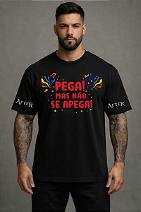CAMISETA OVERSIZED CARNAVAL FRASES PEGA MAS NÃO SE APEGA
