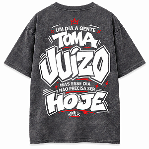 CAMISETA OVERSIZED PRETA ESTONADA UM DIA A GENTE TOMA JUÍZO